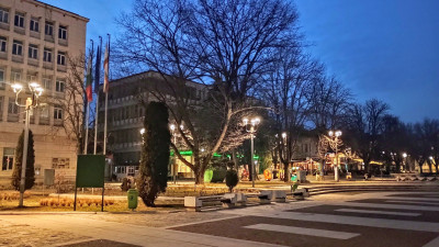 Част от обновеното улично осветление в центъра на гр. Мездра