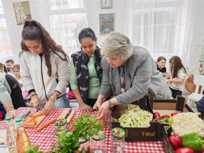 Когато децата учат през творчество, традиции и общуване – различията се превръщат в мостове, а училището в място, където всеки се чувства приет.