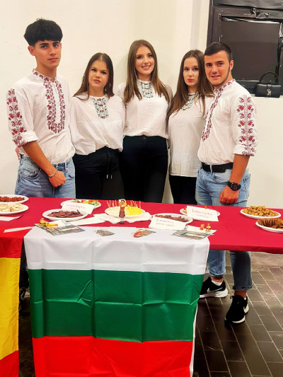 УЧЕНИЦИ ОТ РУДОЗЕМ ПРЕДСТАВИХА БЪЛГАРИЯ НА МЕЖДУНАРОДНО СЪБИТИЕ В САРДИНИЯ ПО "ЕРАЗЪМ+"