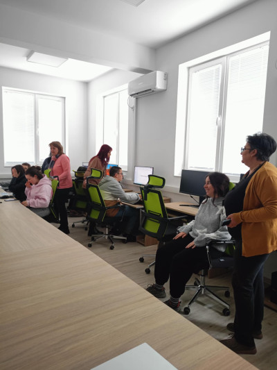 ПРОФЕСИОНАЛНАТА ГИМНАЗИЯ ПО ПРИЛОЖНИ ИЗКУСТВА – СМОЛЯН С МОДЕРНА STEM СРЕДА