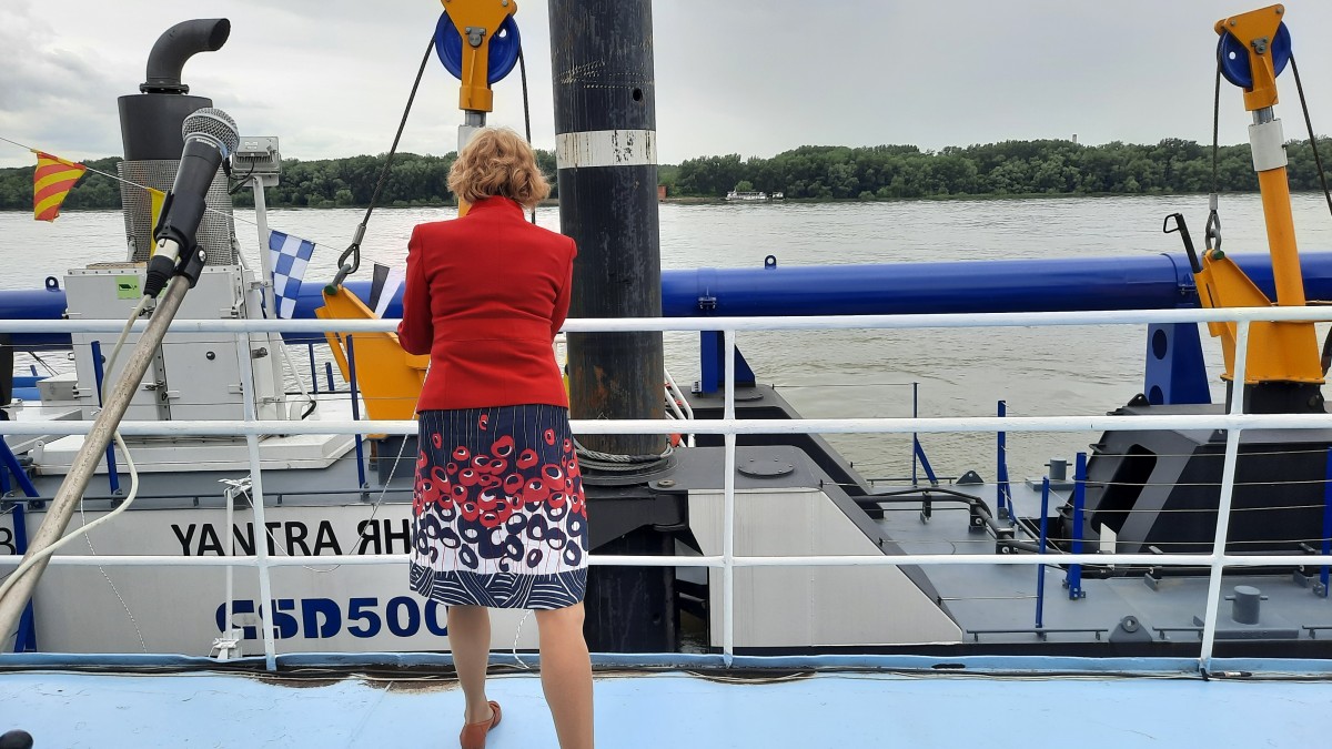  Нейно Превъзходителство посланик Тишър чупи бутилка шампанско в борда на кораба 