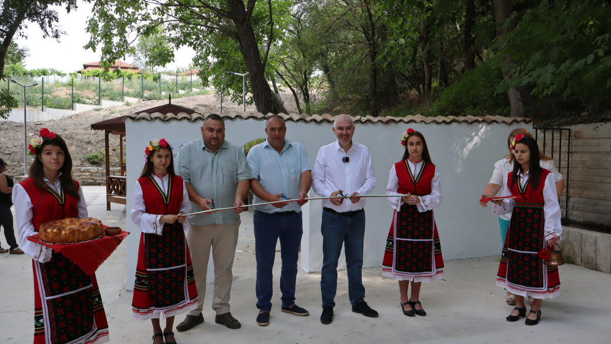 С тържество откриха обновен туристически комплекс в с. Аврен