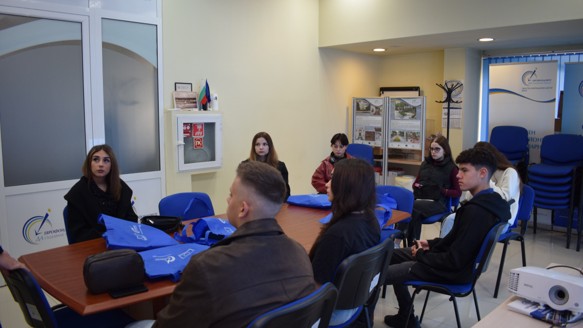 „Мениджъри за един ден“ заеха местата на управител и експерти в ОИЦ-Варна