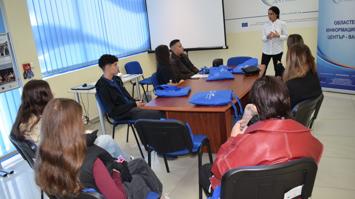 „Мениджъри за един ден“ заеха местата на управител и експерти в ОИЦ-Варна