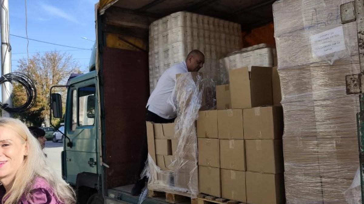 Раздават пакети с хранителни и хигиенни продукти на нуждаещи се в Община Девня