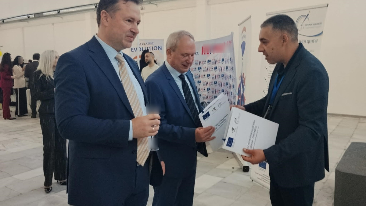 Управителят на ОИЦ-Търговище с кмета на Община Търговище и председателя на Общинския съвет.