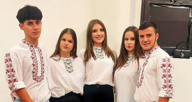 УЧЕНИЦИ ОТ РУДОЗЕМ ПРЕДСТАВИХА БЪЛГАРИЯ НА МЕЖДУНАРОДНО СЪБИТИЕ В САРДИНИЯ ПО "ЕРАЗЪМ+"